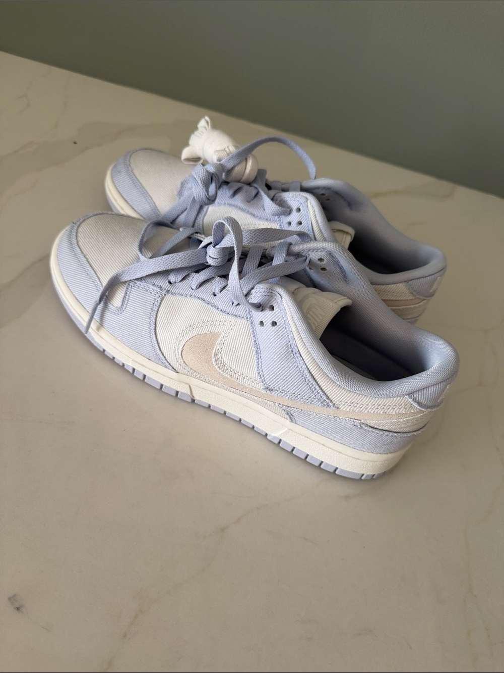 Nike Kids Low-Top Sneakers in Light Blue and Cream